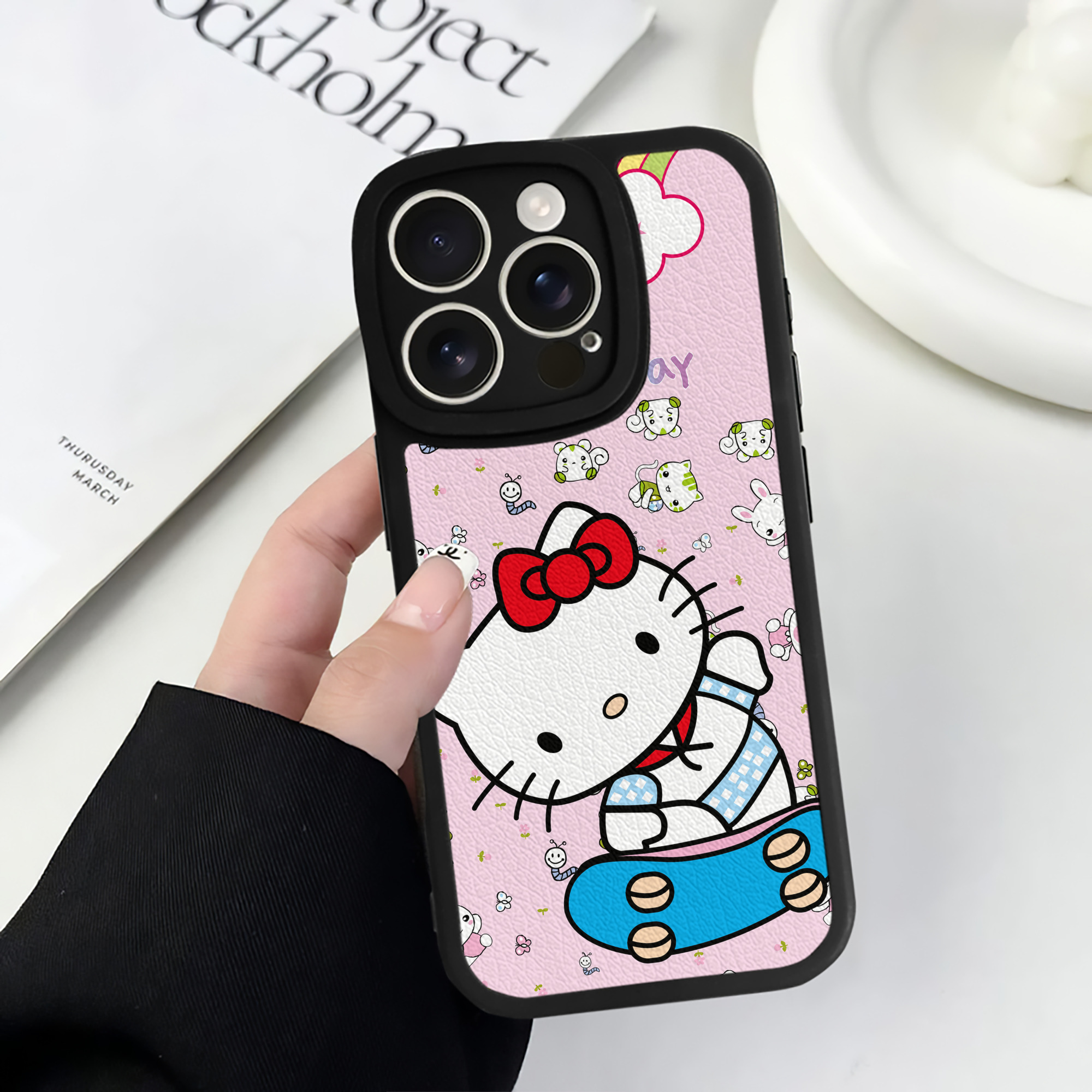 （画像用） Hello Kitty ハローキティ 【iPhone 16シリーズ対応】シリコンスマホケース（レザー調） 材質：シリコン
